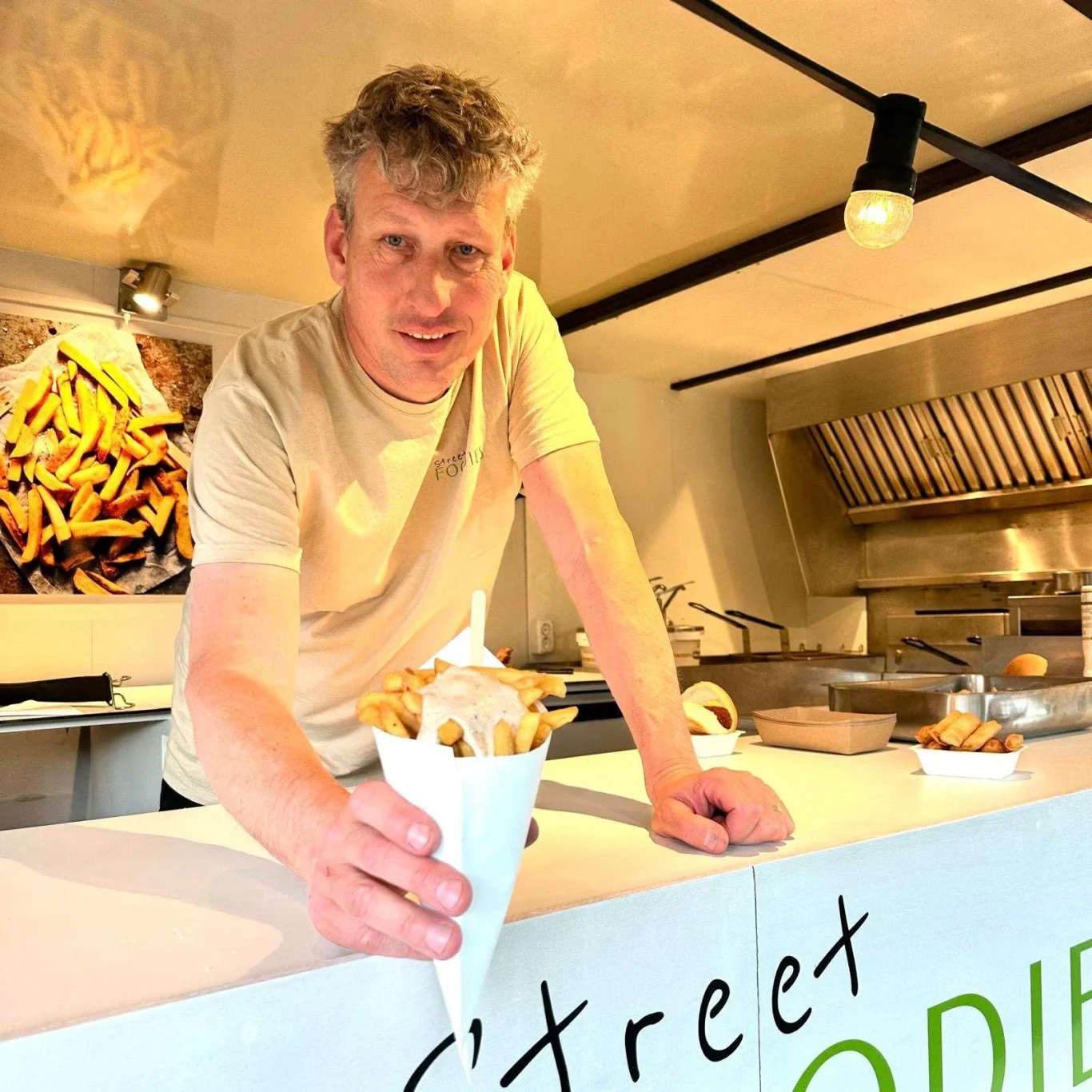 Onze mobiele frietkar is inzetbaar op elke locatie — van tuinfeest tot bedrijfsfeest.